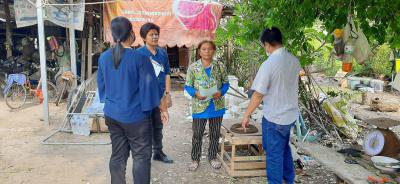 การเคาะบ้าน แนะนำให้ความรู้การคัดแยกขยะในครัวเรือน การนำขยะเปียกมาทำปุ๋ยหมัก และการปลูกผักสวนครัวไว้กินในครัวเรือน