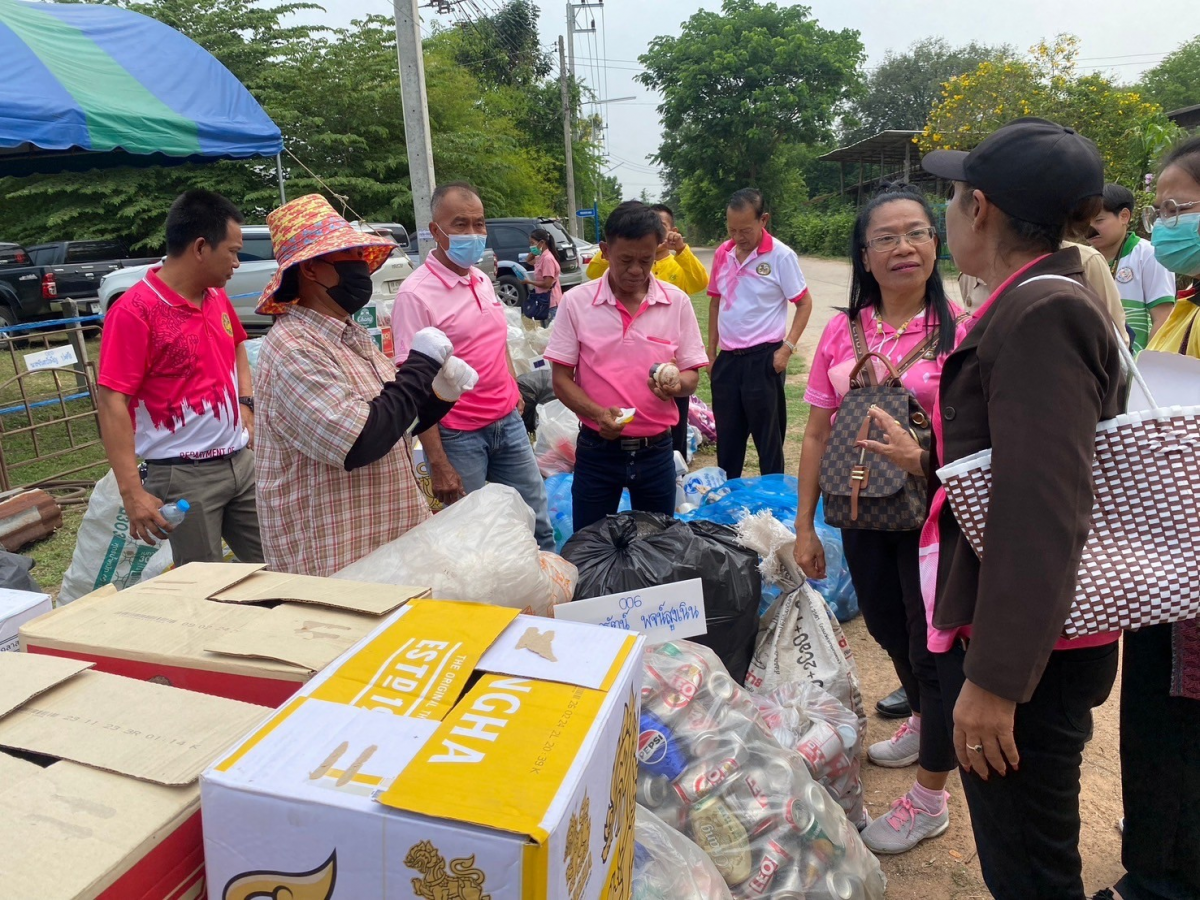 อบต.ขามทะเลสอ ดำเนินกิจกรรมประชาสัมพันธ์ MOI Waste  Bank Week มหาดไทยปักธงประกาศความสำเร็จ 1 องค์กรปกครองส่วนท้องถิ่น 1 ธนาคารขยะ โดยมีการ Kick off การขับเคลื่อนธนาคารขยะ (Recyclable Waste Bank) ณ ศาลากลางบ้านโคกสะออน หมู่ที่ 6